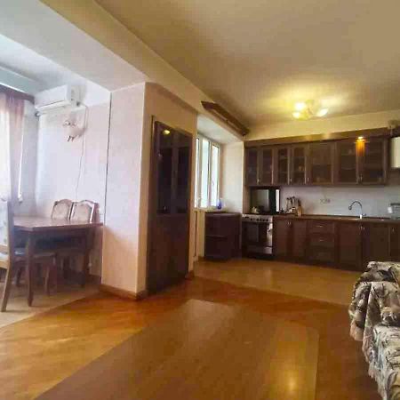 3 Room Apartment In Small Center Of 耶烈万 外观 照片