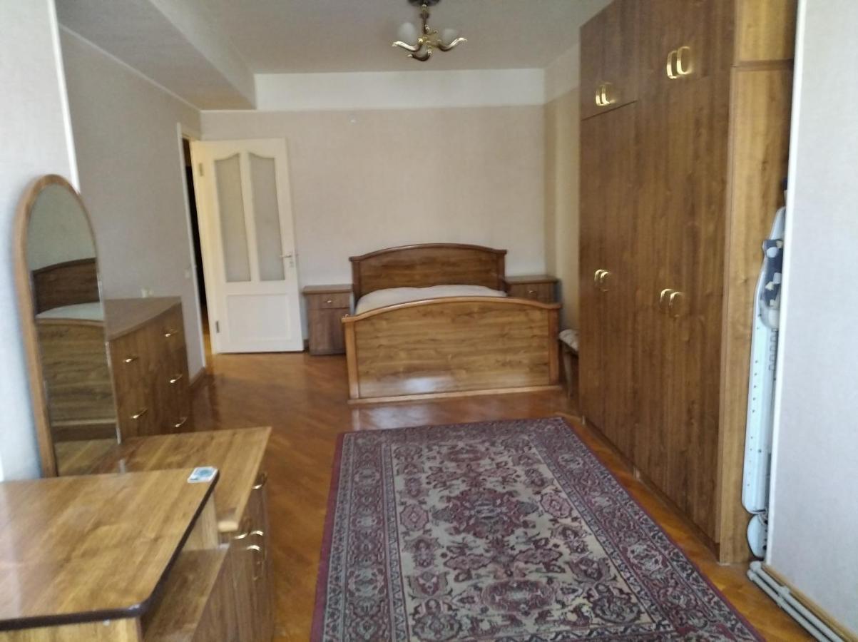3 Room Apartment In Small Center Of 耶烈万 外观 照片